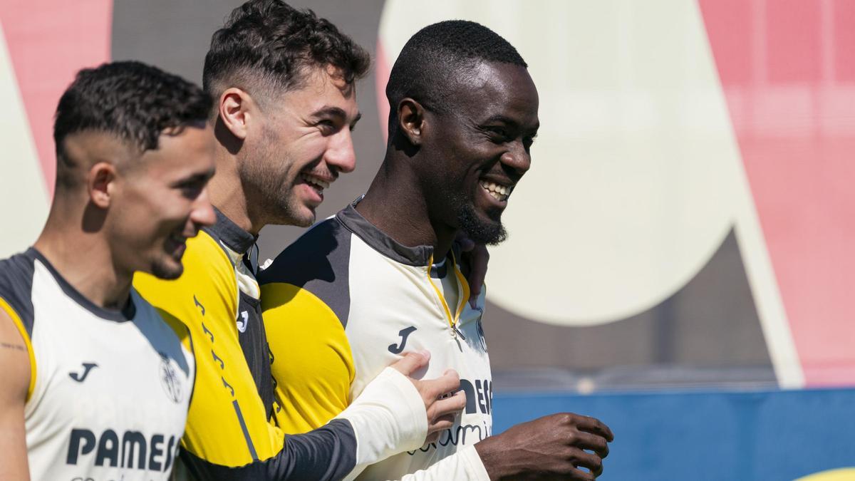 Santi Comesaña, en el centro, sonríe durante el entrenamiento de este miércoles del Villarreal junto a Yeremy (i) y Bailly (d).