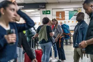 Demoras de hasta dos horas para salir de Barcelona en tren y buses