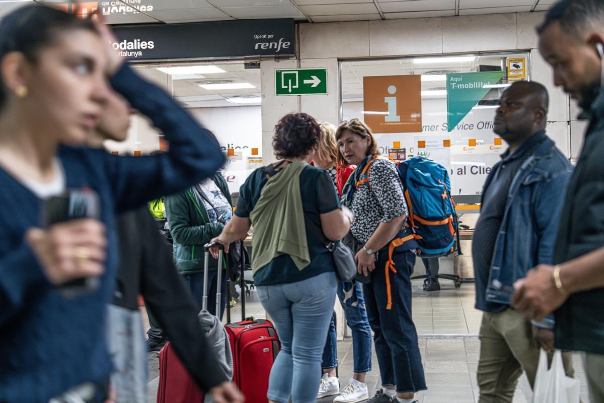 Demoras de hasta dos horas para salir de Barcelona en tren y buses