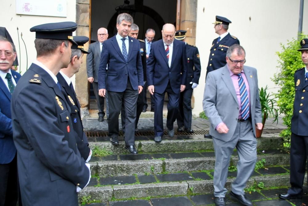 Ignacio Cosidó en la comisaría e Luarca para distinguir a dos agentes: Francisco García e Ignacio González- Cachón