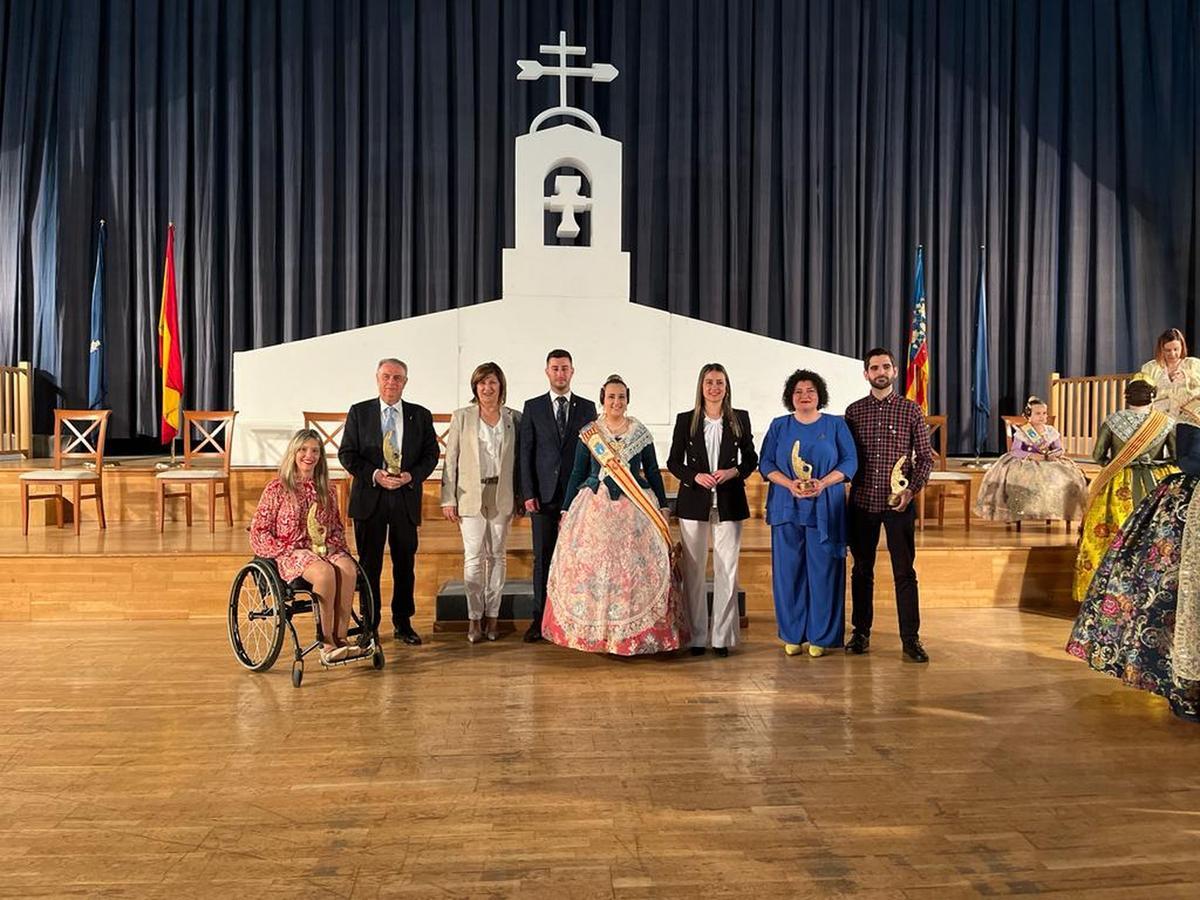 Los galardonados en los Premios Sant Vicent Ferrer, junto a la reina, Marta Cubillas, el presidente de la comisión, Carles García, la alcaldesa, Tania Baños y la concejala de Cultura, Maria Cruces.