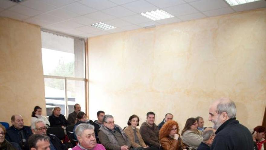 Reunión de afectados por el polígono con Enrique Bueno en el salón de plenos.