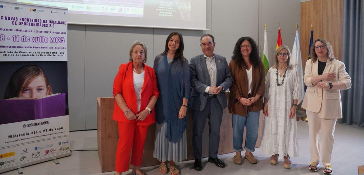 José Crespo y María Quintiana, flanqueados por concejalas y organizadoras en el acto inaugural.