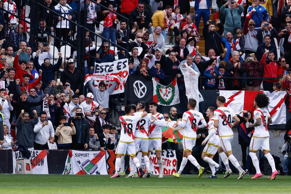 Los jugadores del Rayo celebran el gol del Raúl de Tomás con la afición de Vallecas.