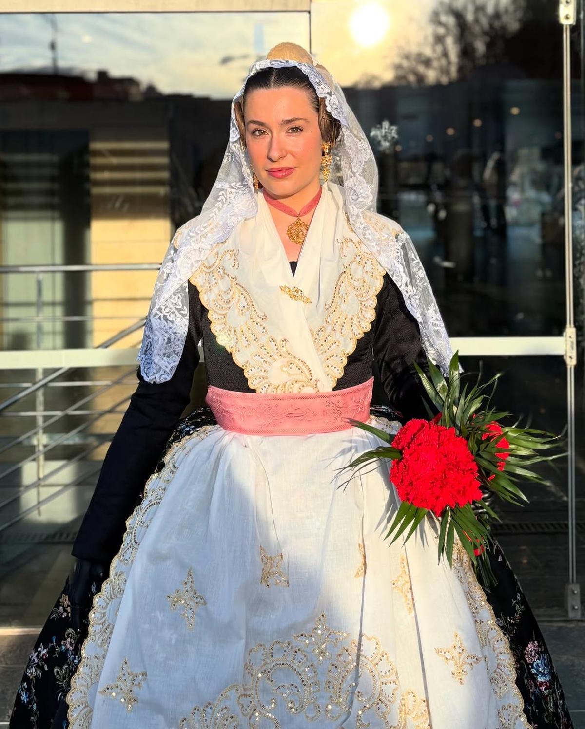 Carla, vestida de valenciana