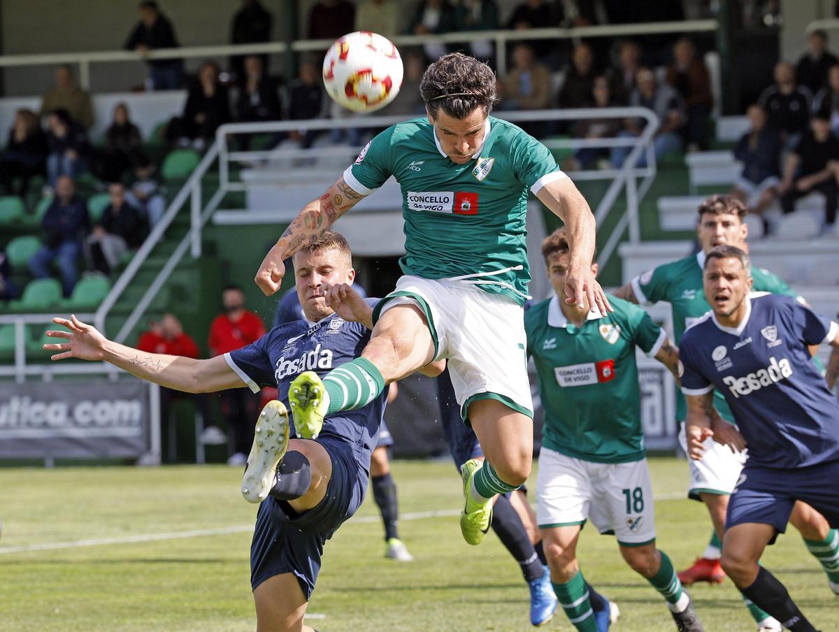 Alex Rey despeja el balón durante el partido de ayer.