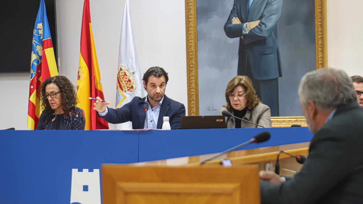 Pleno del Ayuntamiento de Torrevieja, con Rosario Martínez, Eduardo Dolón y la secretaria general