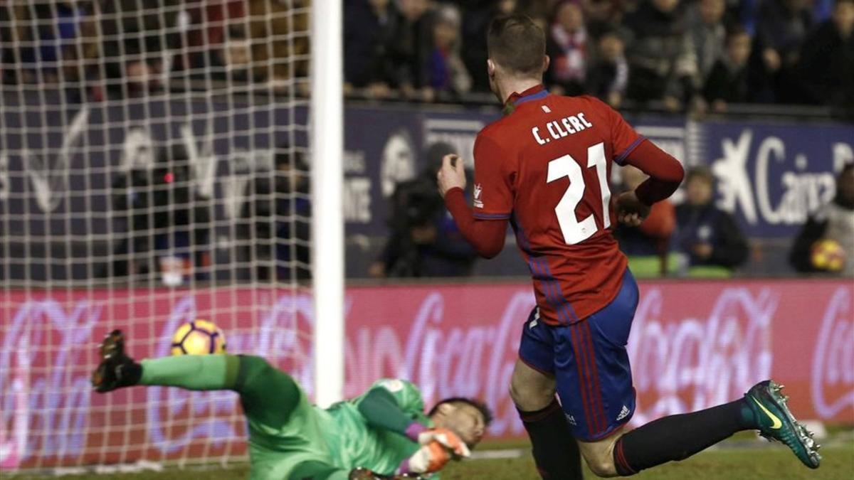 Carlos Clerc estableció el 3-3 definitivo en el Osasuna - Valencia con este remate cruzado ante Diego Alves