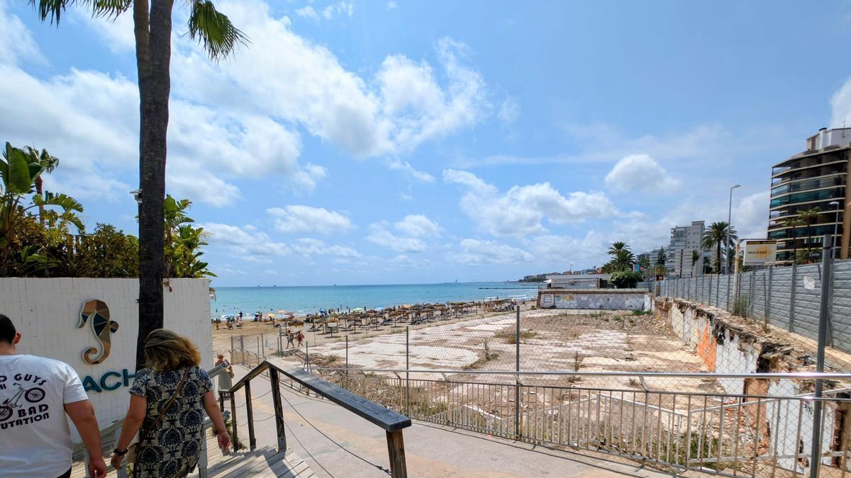 La parcela permanece vallada a la espera del inicio de las obras para alzar el nuevo edificio.