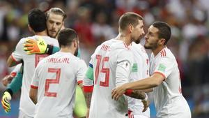 Los jugdores de la selección celebran la victoria frente a Irán, que los coloca al frente del grupo