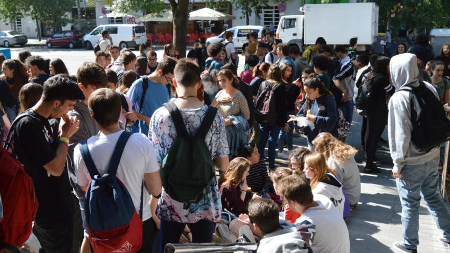 Alumnes de la Catalunya Central, després de fer les PAU durant la Selectivitat a Manresa