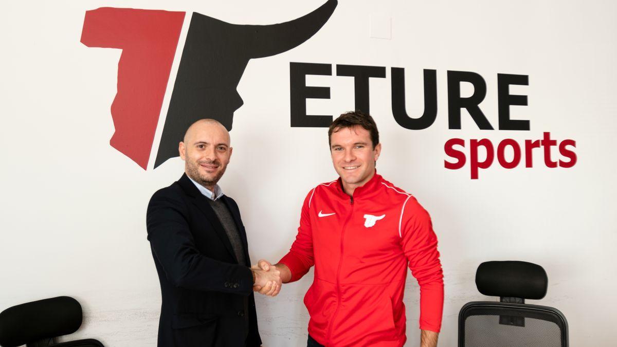Rafa Marín y Ximo Miralles durante la firma del acuerdo con Eture Sports