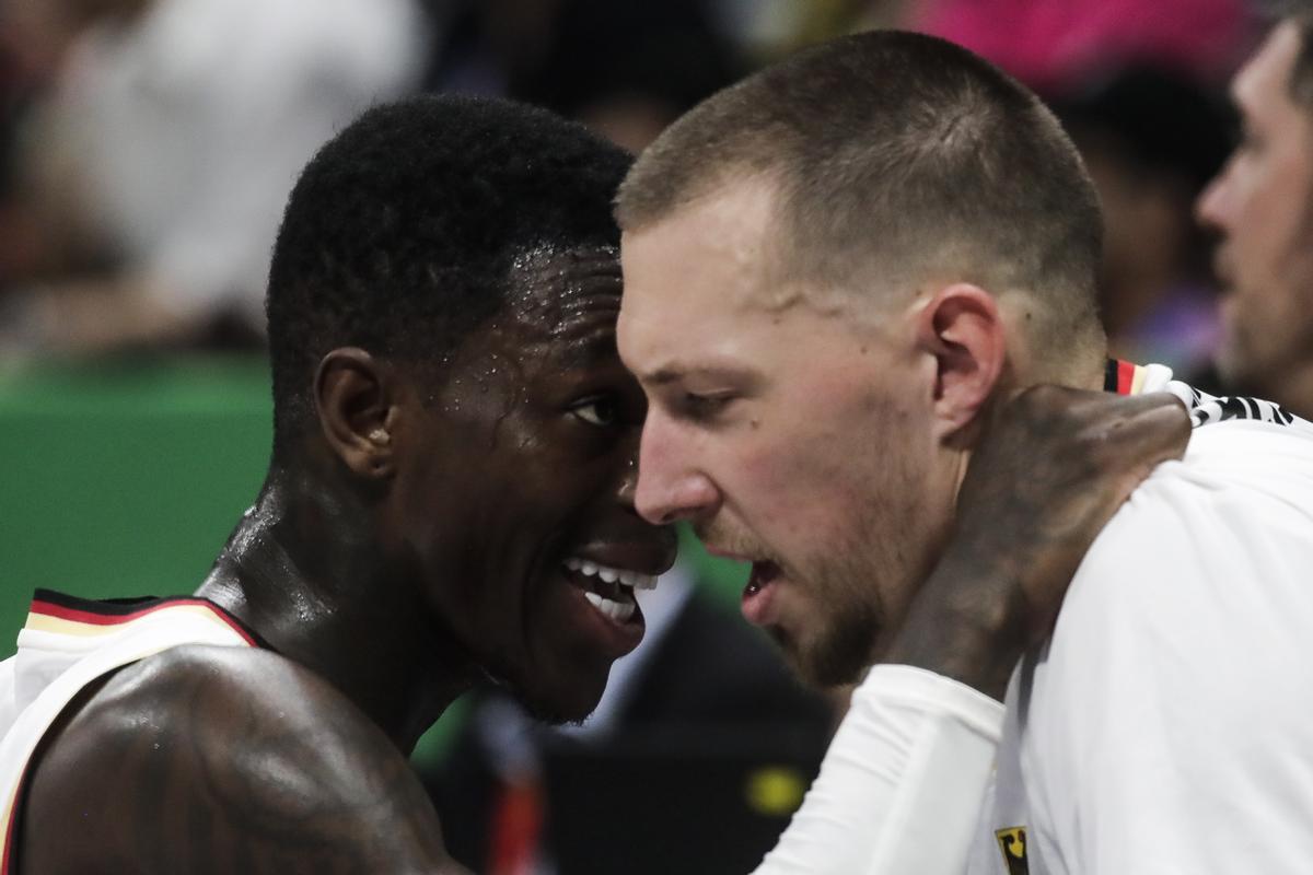Manila (Philippines), 10/09/2023.- Dennis Schroder of Germany (L) speaks to his teammate Daniel Theis during the FIBA Basketball World Cup 2023 final match between Serbia and Germany at the Mall of Asia in Manila, Philippines, 10 September 2023. (Baloncesto, Alemania, Filipinas) EFE/EPA/FRANCIS R. MALASIG