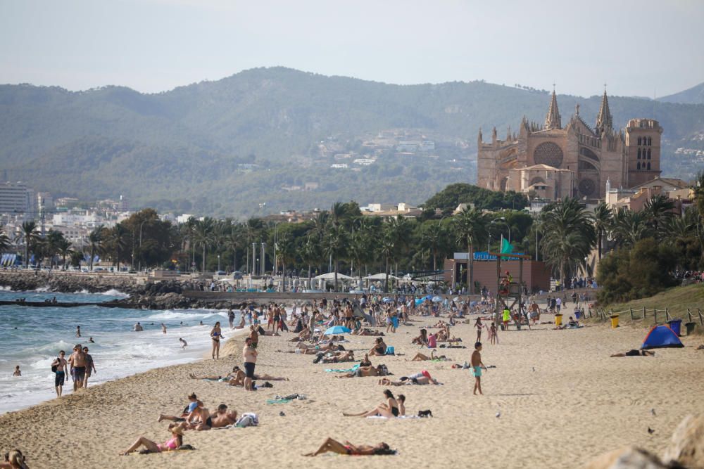 Playas abarrotadas festividad del 12 de octubre