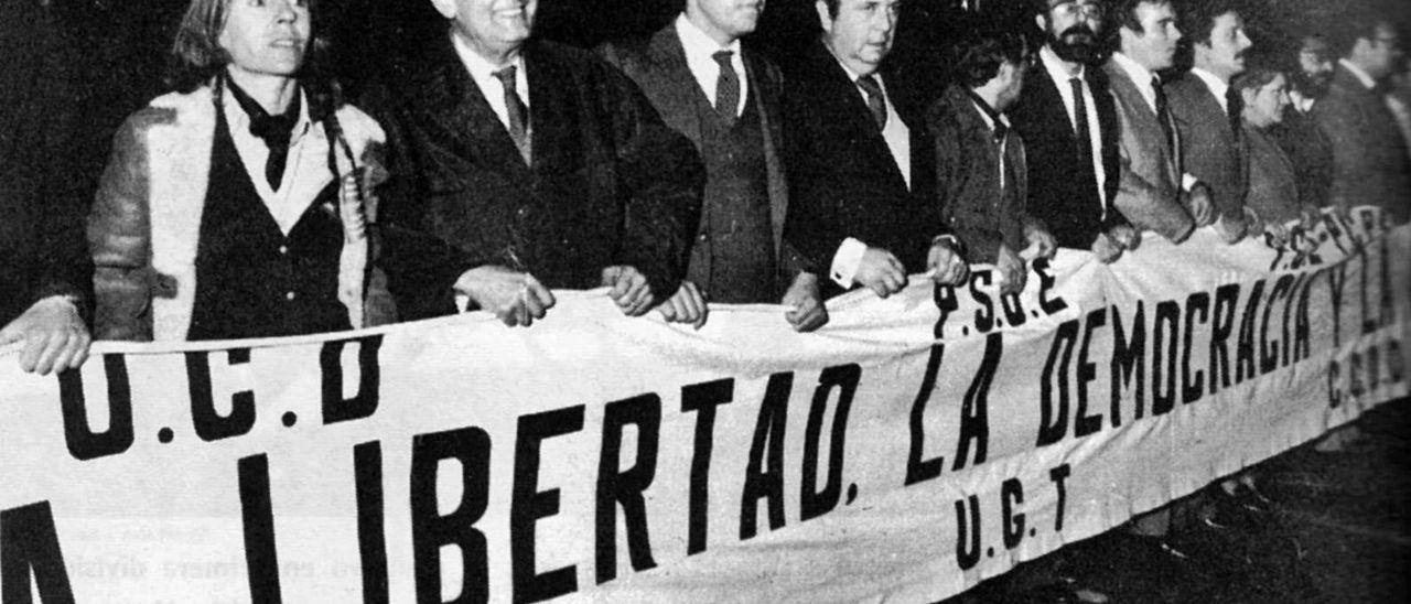 La cabecera de la manifestación del 27 de febrero de 1981 para condenar el golpe fallido.