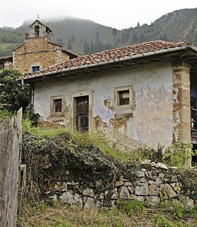 La iglesia y una casona.