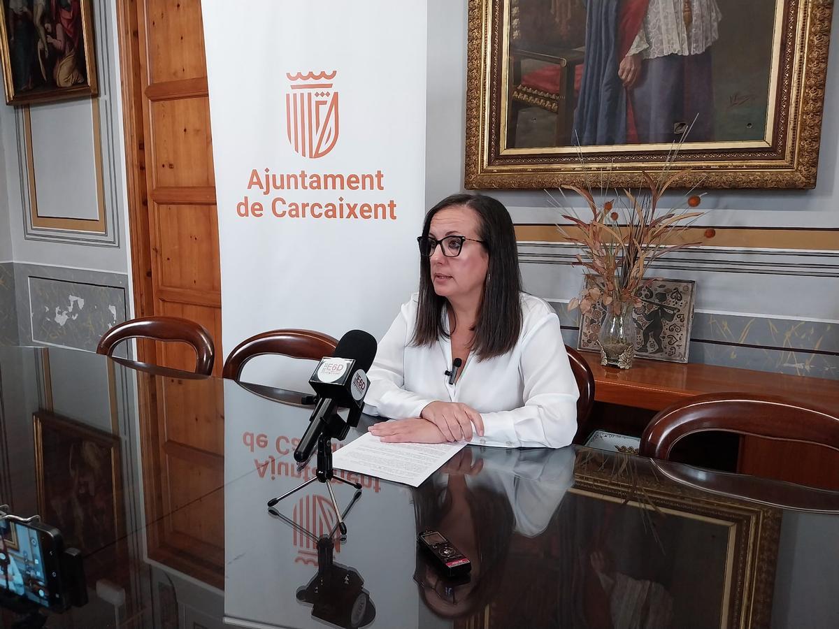 La alcaldesa de Carcaixent, Carolina Almiñana, este miércoles, durante su comparecencia.