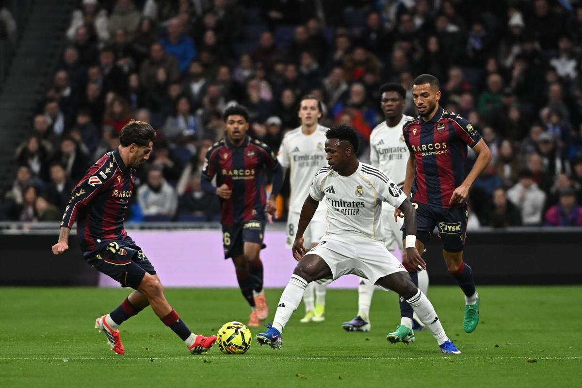 Vinicius Júnior ante Unai Vencedor en el partido de LaLiga entre el Real Madrid y el Levante
