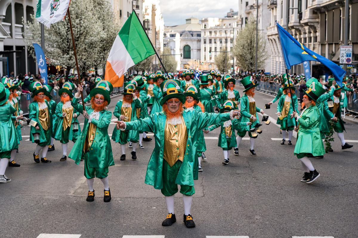 Varias personas marchan durante el desfile de San Patricio en Madrid
