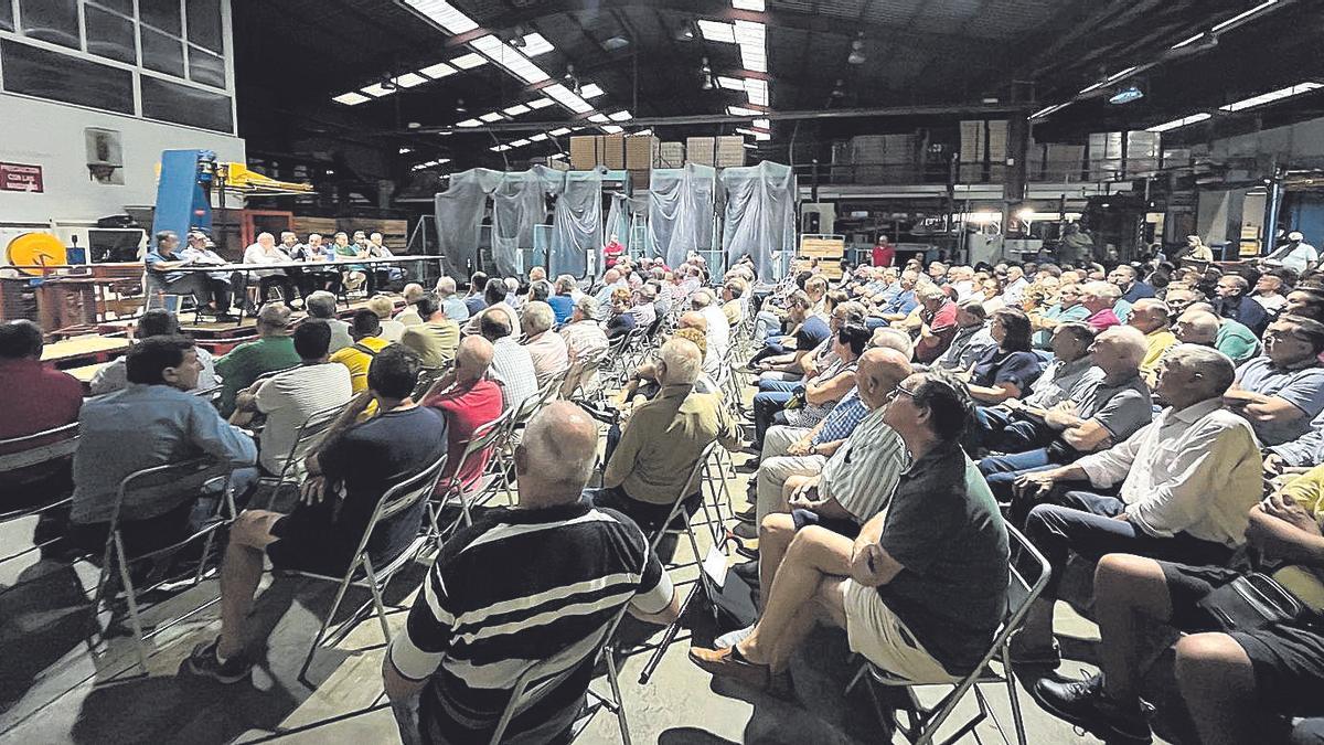 La última asamblea de Cítrics se llevó a cabo con los asistentes rodeados por la maquinaria que ahora está en venta.