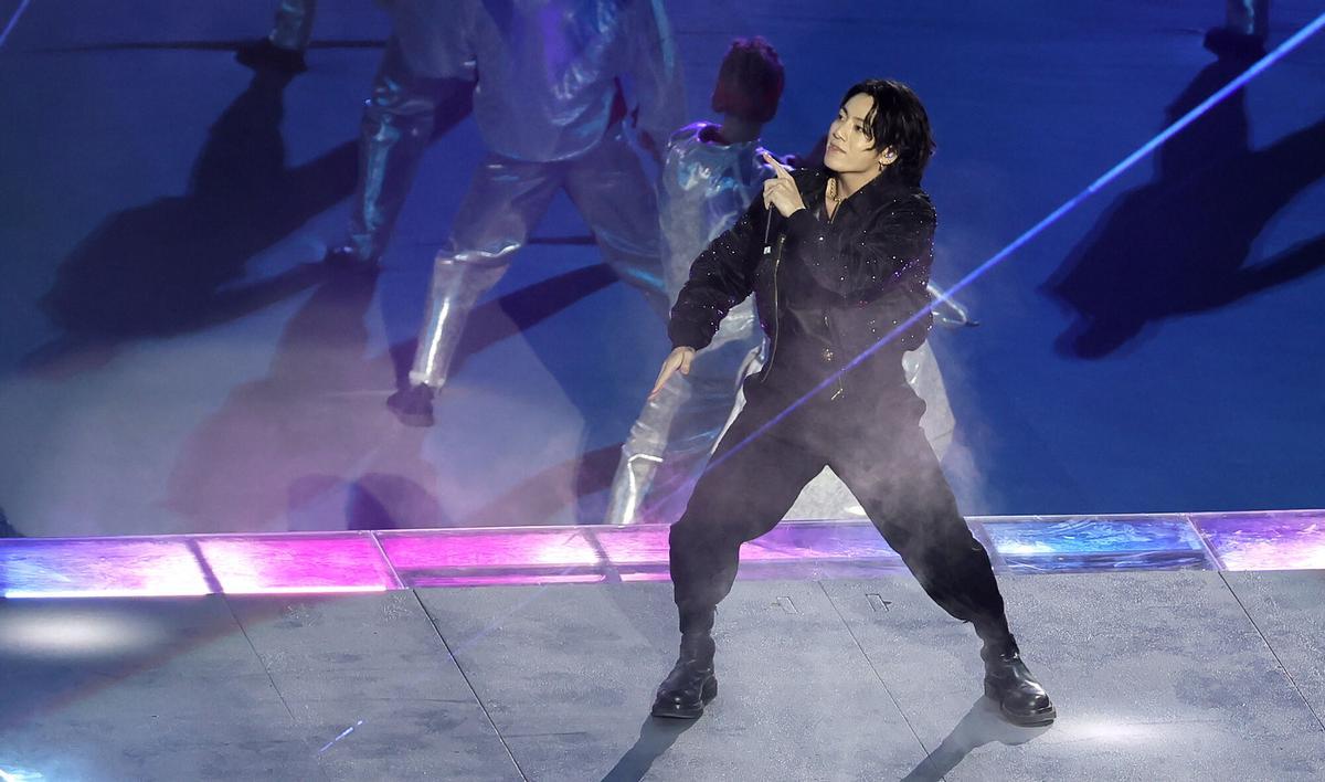 EL CANTANTE SURCOREANO JUNGKOOK, INTEGRANTE DE BTS, DURANTE LA CEREMONIA INAUGURAL DEL MUNDIAL DE FUTBOL DE CATAR 2022, EN EL ESTADIO AL BAIT.
