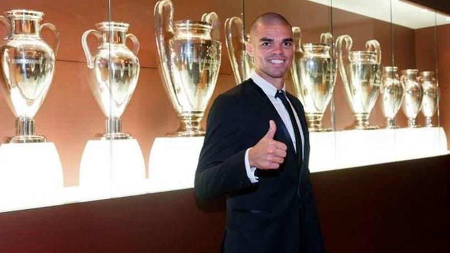 Pepe posa en la sala de trofeos del Real Madrid tras sellar su renovación.