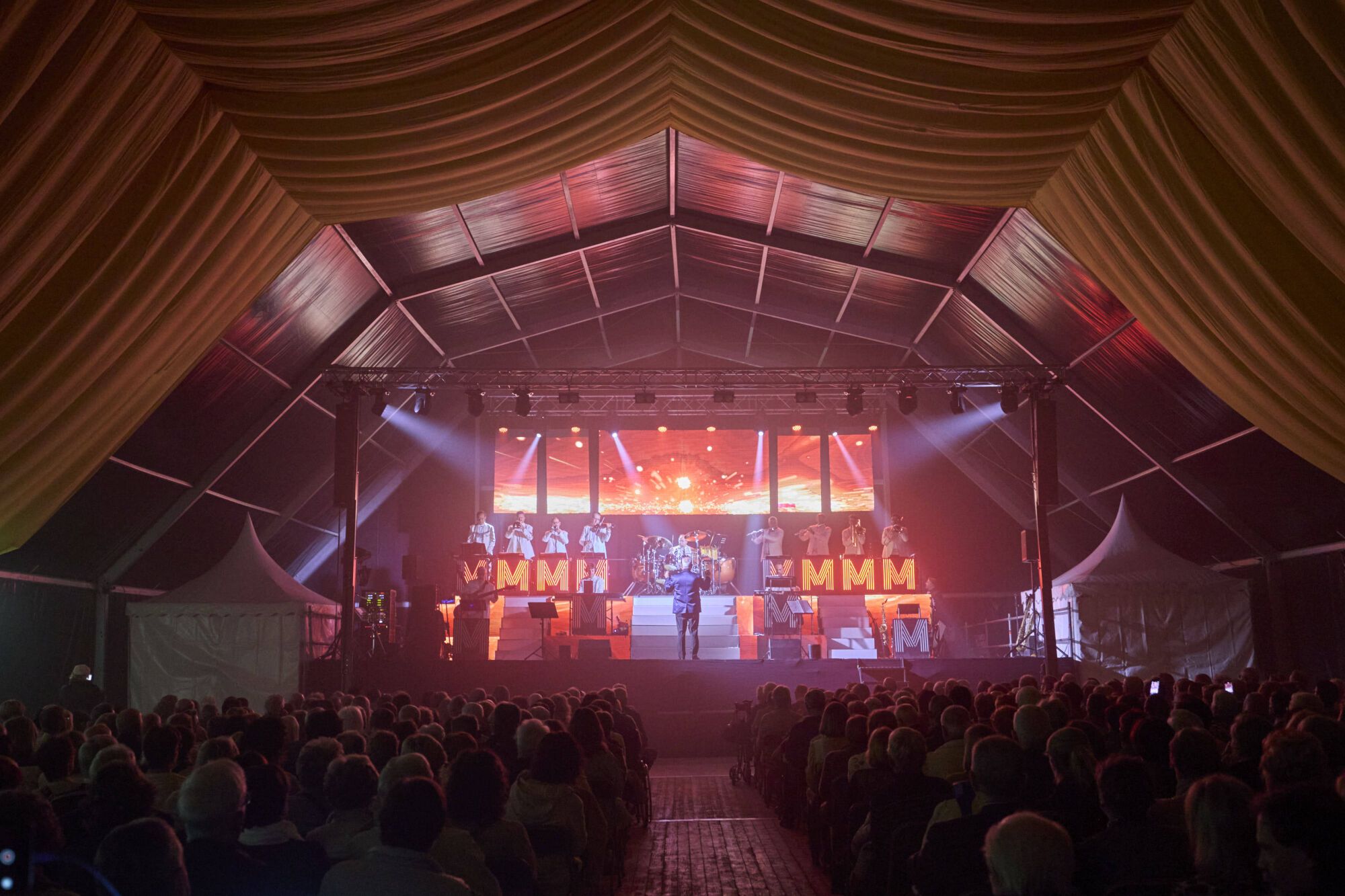 Ball amb  l'orquestra Malavella a l'embalat de la plaça Miquel de Palol