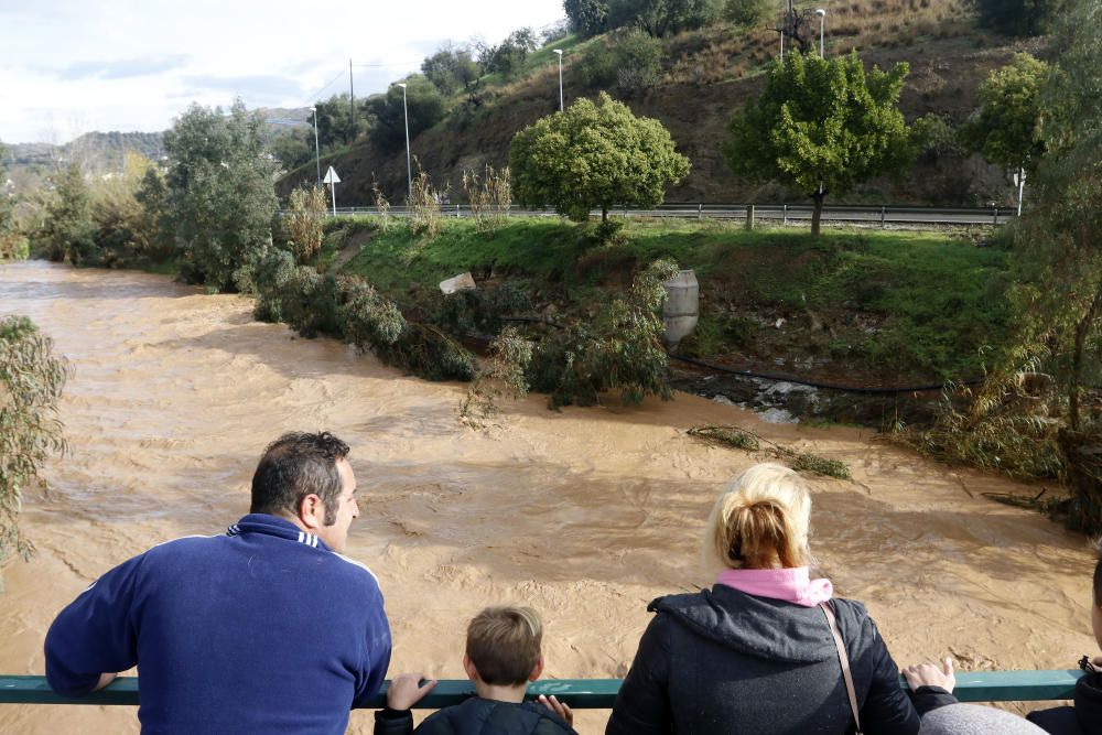 Nueva noche de tormenta y granizo en Málaga que desborda el río Campanillas