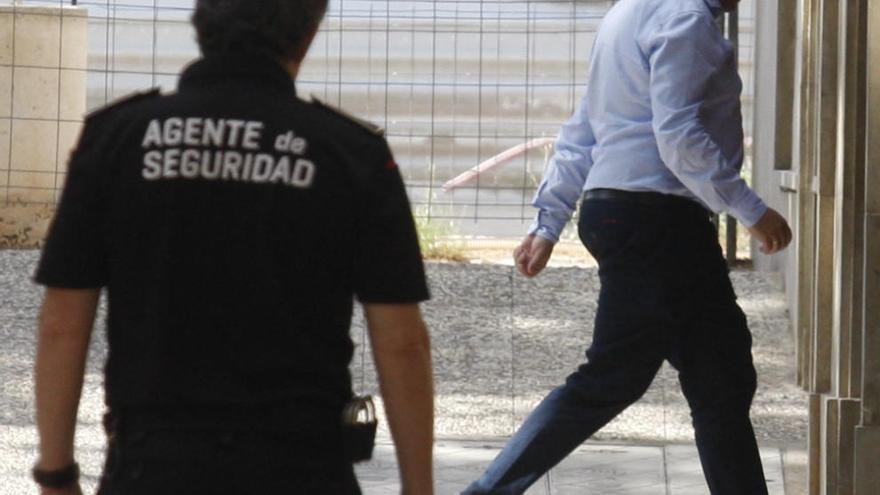 El presidente, a su llegada a San Esteban ayer por la tarde para analizar los papeles de la trama Púnica.