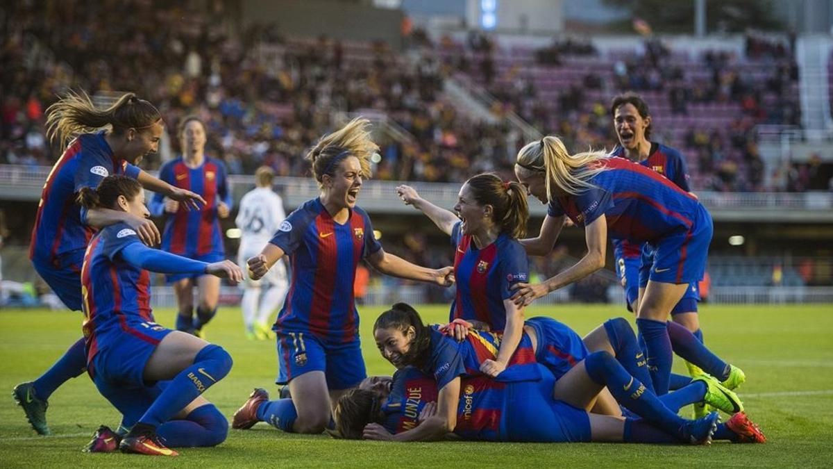 Las jugadoras del Barça se abrazan a Jenni Hermoso tras la consecución del primer gol ante el Rosengärd, este miércoles en el Mini Estadi.