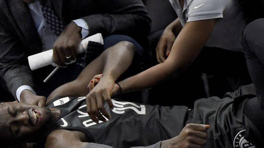 Caris LeVert, atendido en la pista del Target Center.