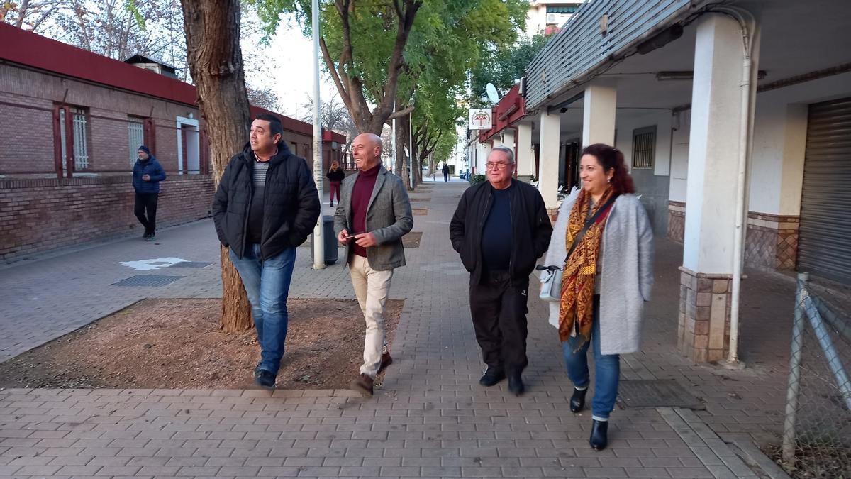 El candidato del PSOE, Antonio Hurtado, junto a representantes vecinales en San José Obrero.