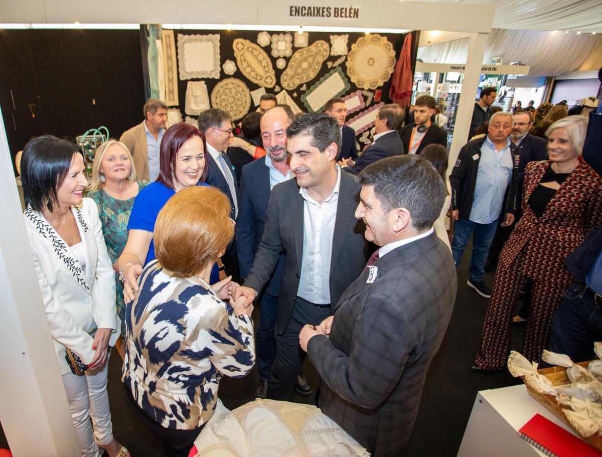 Representantes do Estado, autonómicos, provinciais e municipais visitando os expositores da Mostra.