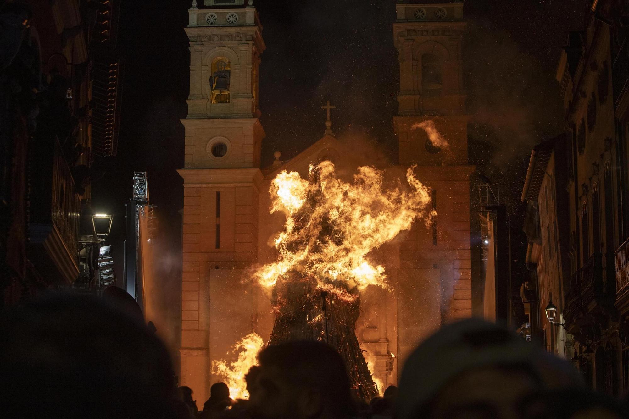 Así ha ardido la monumental "foguera" de Canals