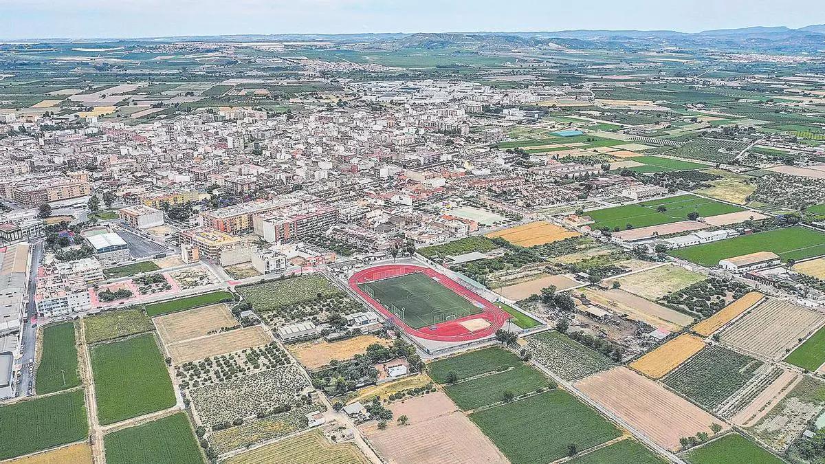 Panorámica de la zona de actución que se situaría a la izquierda de la pista atletismo que se aprecia en la imagen