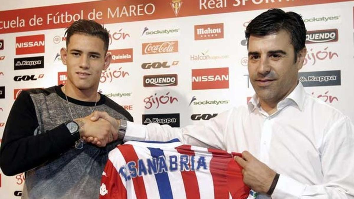 Sanabria junto al director deportivo del Sporting de Gijón, Nico Rodríguez