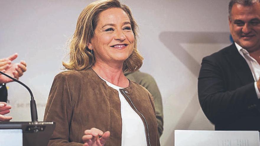 Ana Oramas durante su comparecencia en la noche electoral en Santa Cruz de Tenerife.