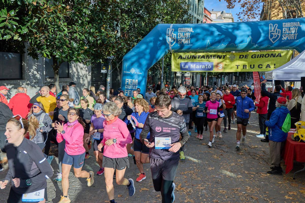 Corredors i corredores de la Mitja Marató en el moment de la sortida