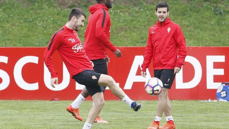 Moi Gómez golpea el balón ante la mirada de Víctor Rodríguez y la presencia de Babin.