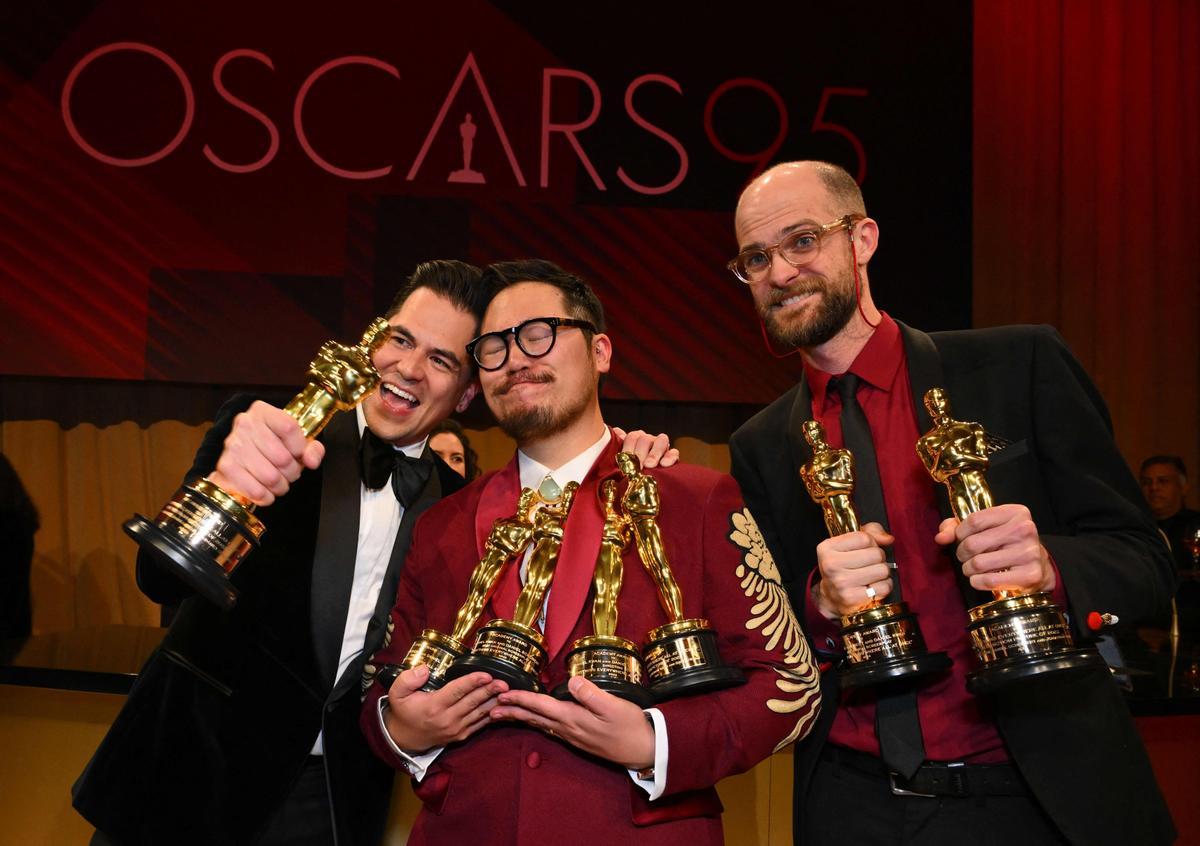 Jonathan Wang, Daniel Kwan y Daniel Scheinert, con sus respectivos premios por ’Todo a la vez en todas partes’.