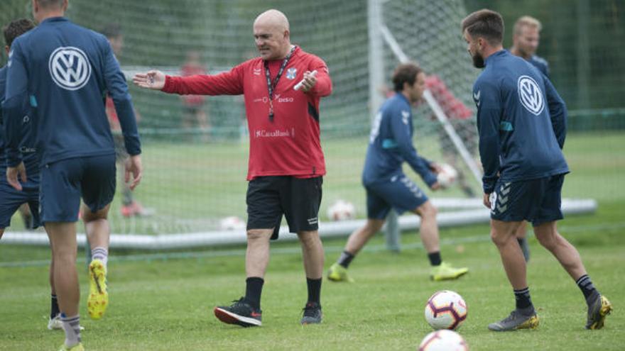 Sampedro da instrucciones a sus jugadores durante el entrenamiento de ayer en Abegondo.