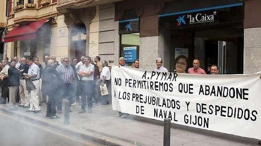Los prejubilados de Naval Gijón, durante la protesta de ayer.