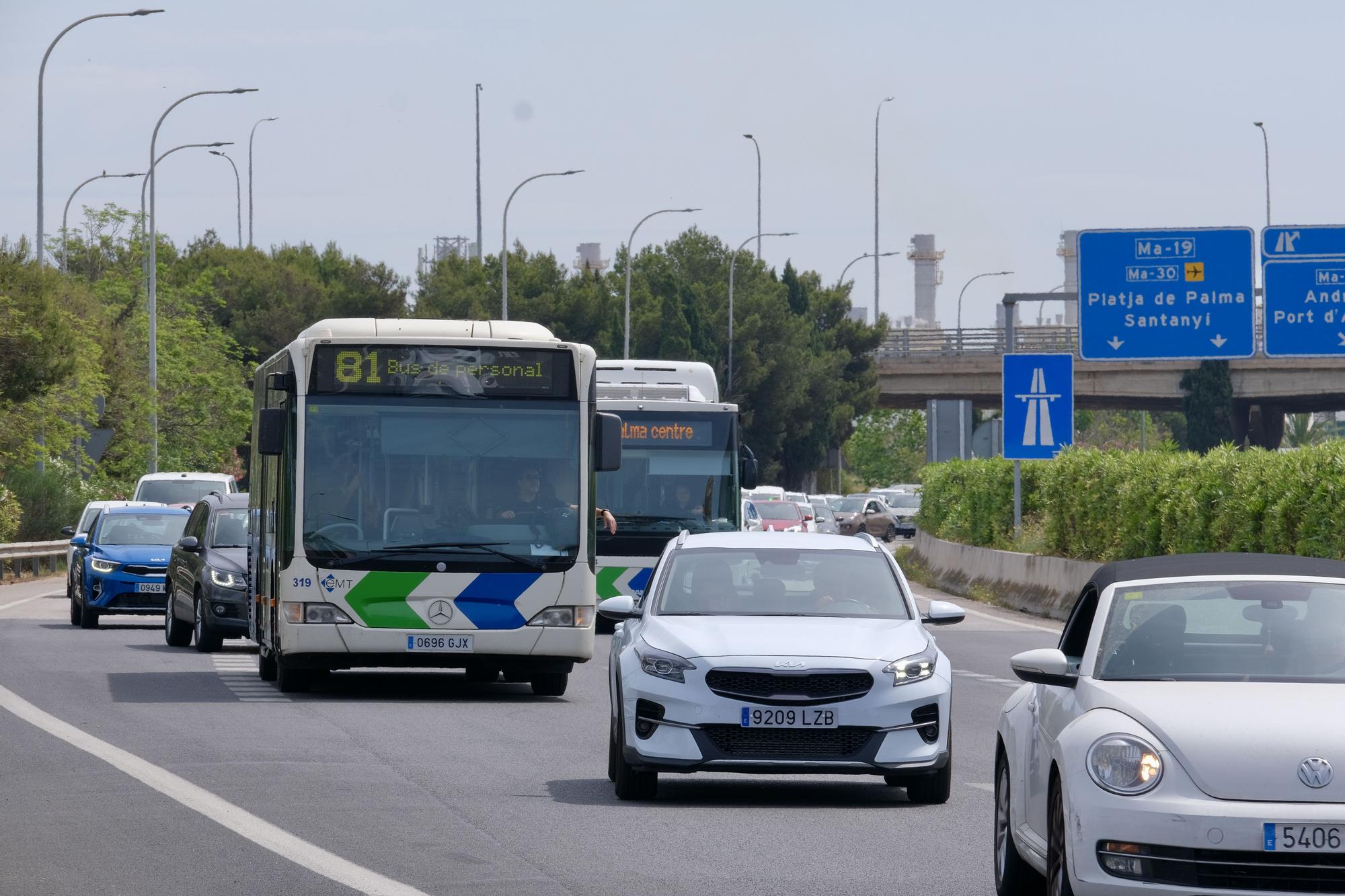 Las fotos del monumental atasco en los accesos a Palma por un autobús averiado en el carril VAO