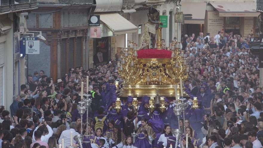 La devoción por El Moreno y María de la O arrasa en una calle Atarazanas abarrotada