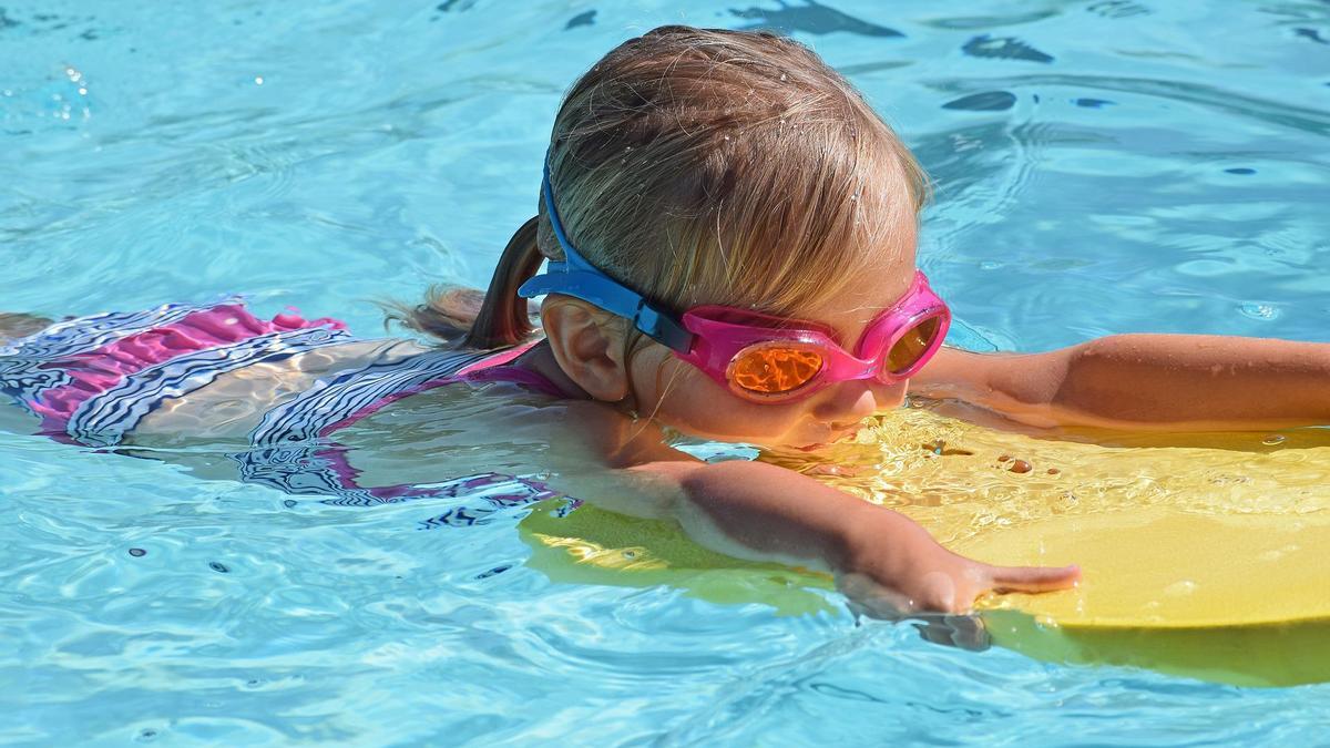 Una imagen de una niña en la piscina