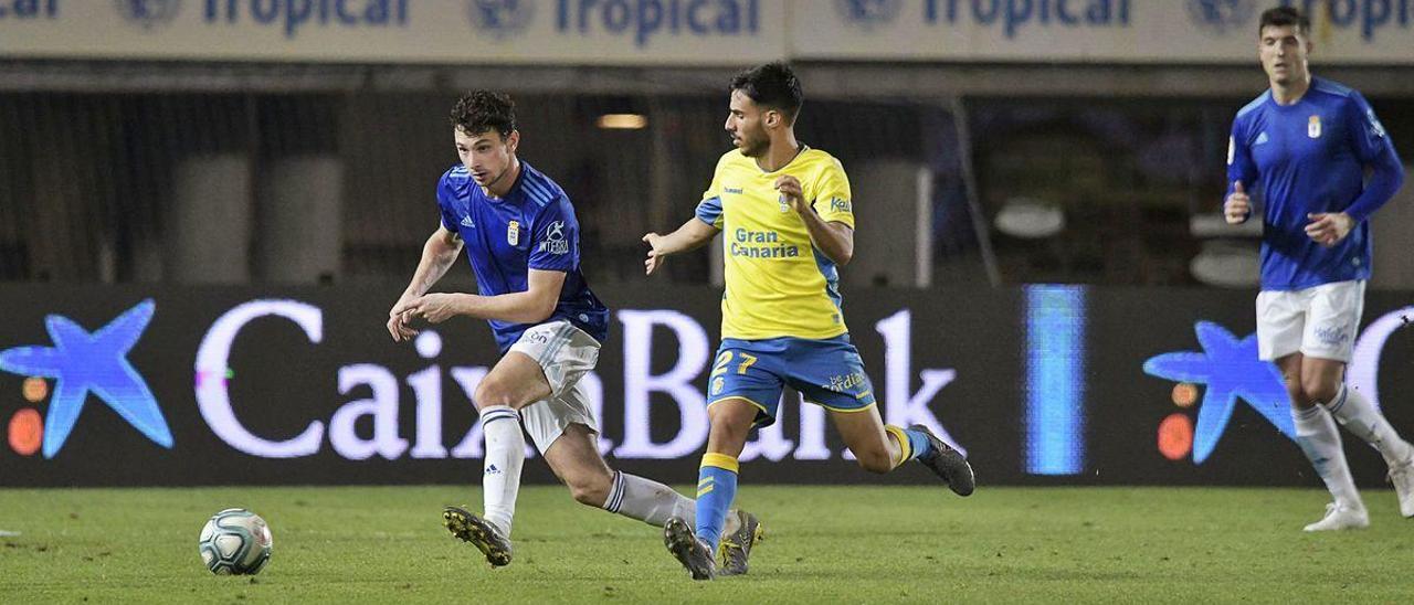 Borja Sánchez trata de marcharse de Fabio, de Las Palmas, durante el partido que disputó el Oviedo en el Estadio Gran Canaria.