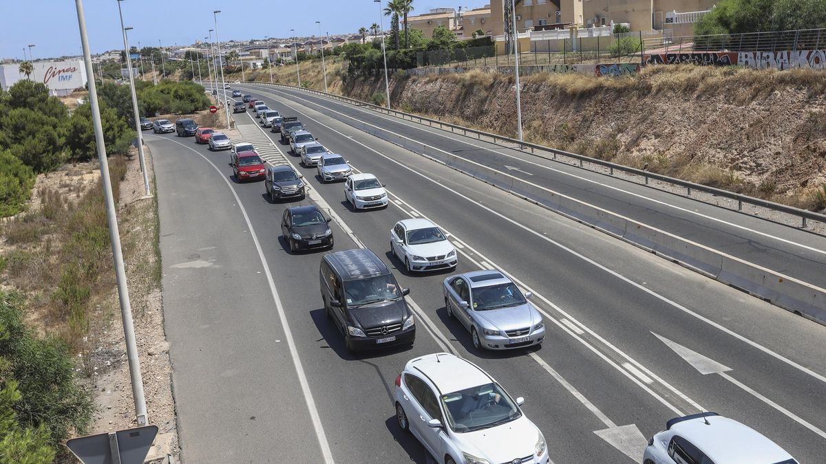 Retención en sentido Orihuela Costa-Cartagena a la altura del acceso a la zona comercial de IMF- Ozone-Carrefour. Este atasco es diario al margen de la época del año.