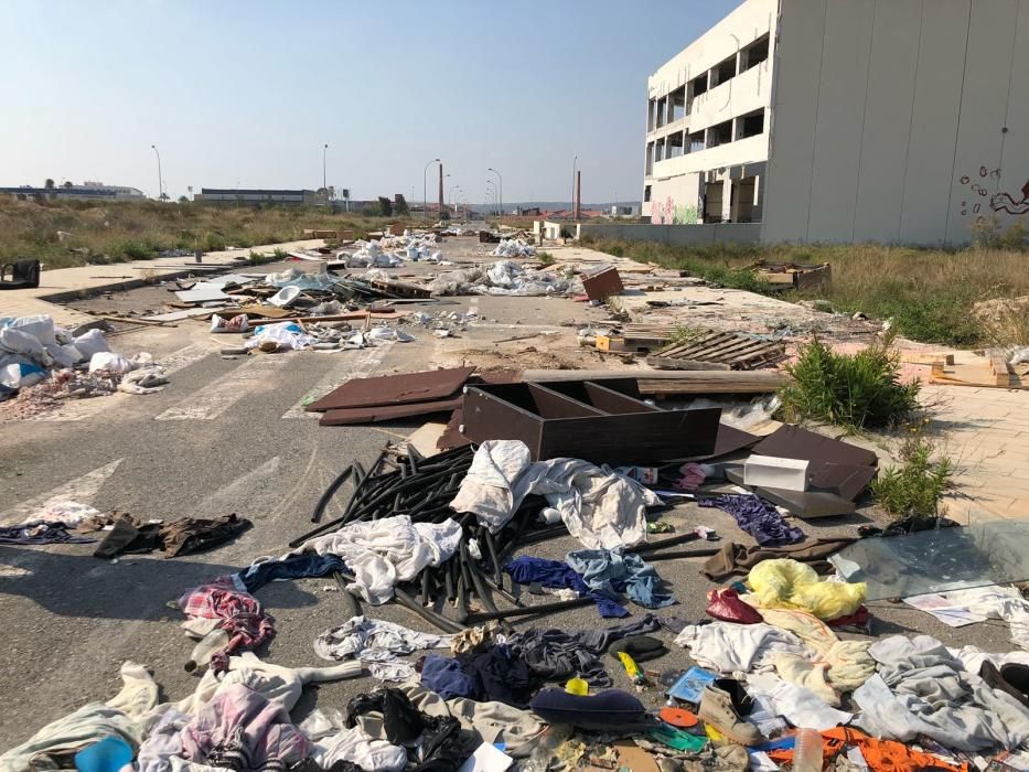 Basura en el entorno del Cementerio