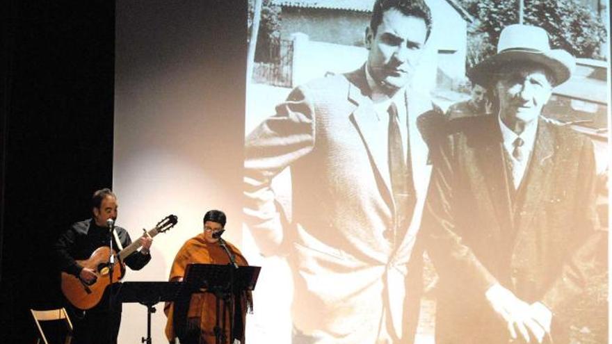 Rafa Lorenzo y Cristina Rudolph durante el recital en homenaje a Alfonso Camín en Mieres.