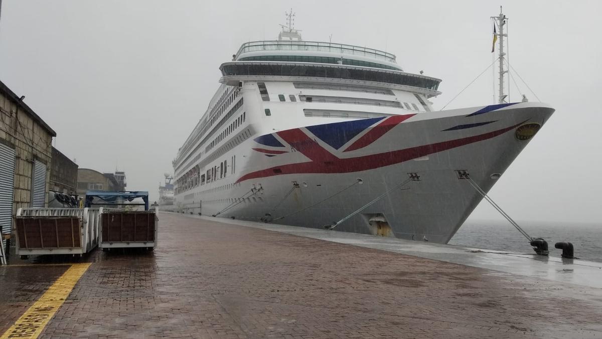 El Aurora esta mañana en el puerto de Vigo.